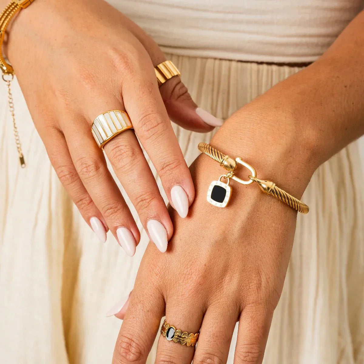 Brazalete Colgante Ónix Cuadrado Bañado en Oro de 18K