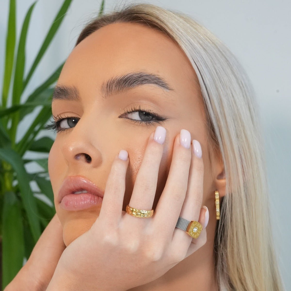 Anillo Textura Lunar Bañado en Oro 18k