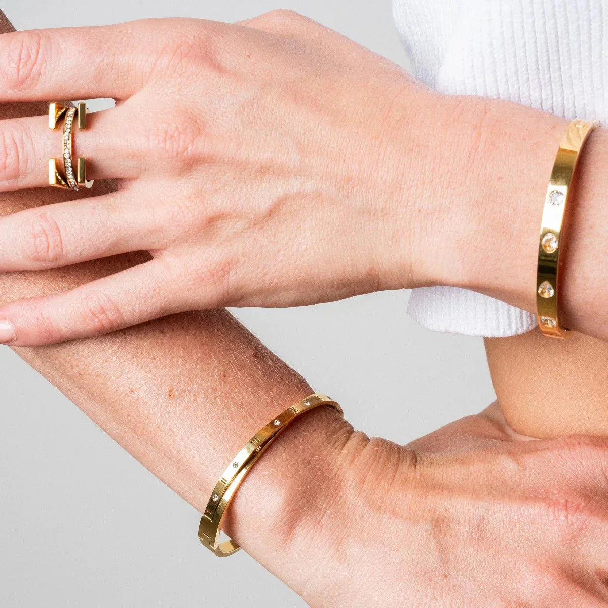 Brazalete Algarismo Romanos Entrelaçados Banho Oro 18k