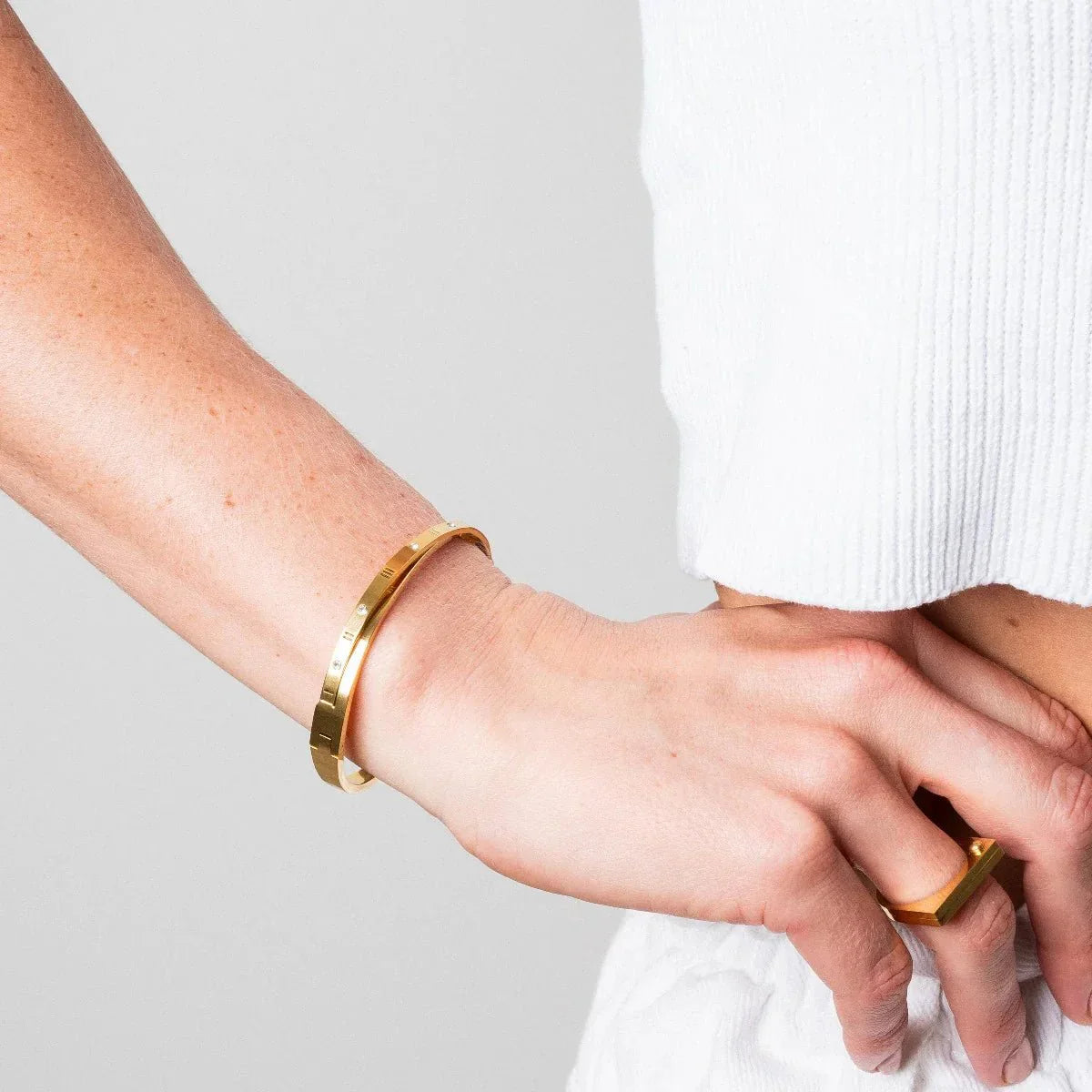 Brazalete Algarismo Romanos Entrelaçados Banho Oro 18k