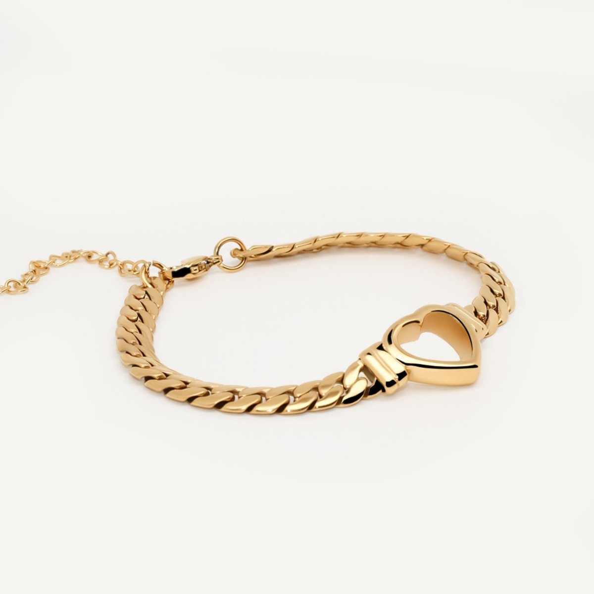 Pulsera  Corazón Minimalista Bañado en Oro 18K
