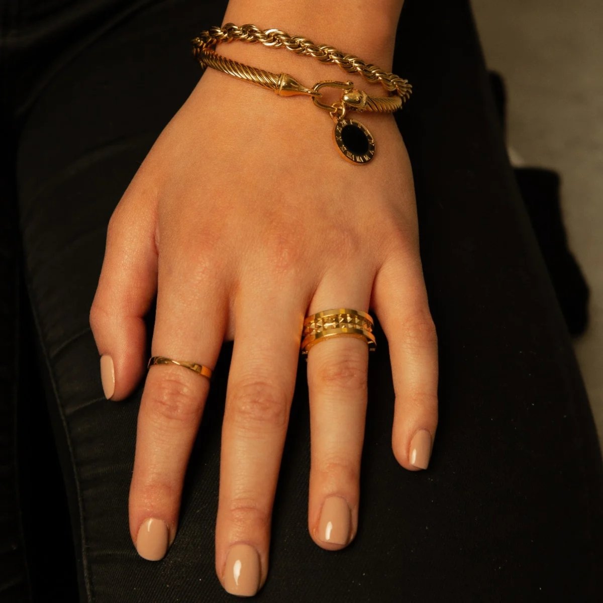 Brazalete Colgante Ônix Bañado en Oro 18K