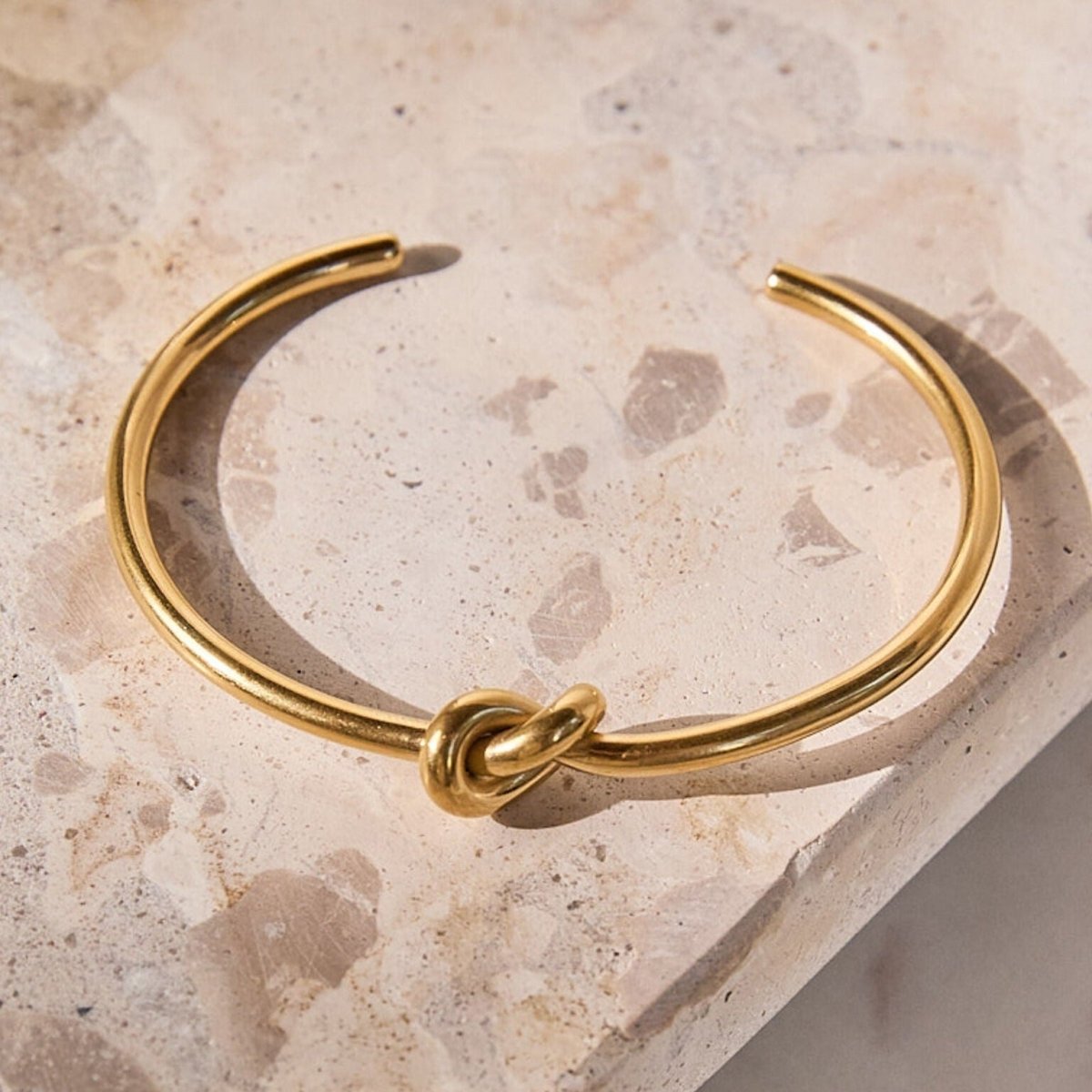 Brazalete Com Nó Central Bañado en Oro 18K