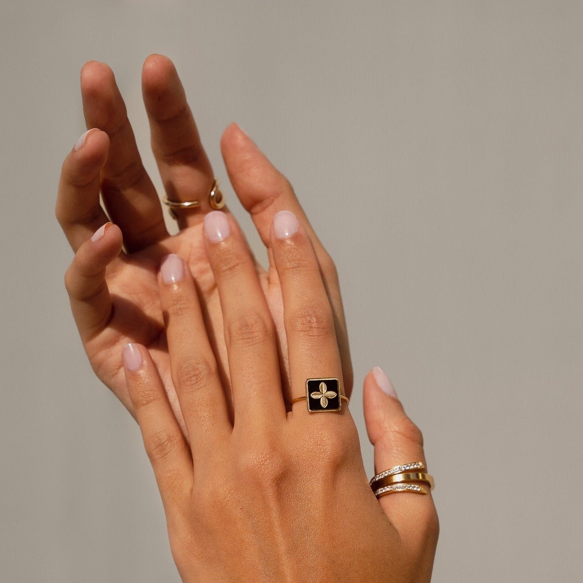 Anillo Trevo Preto Ajustable Bañado en Oro 18K