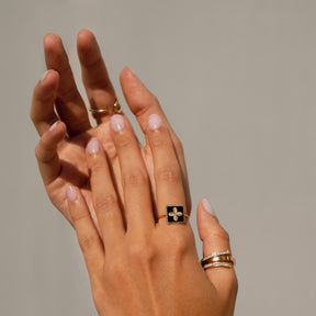 Anillo Trevo Preto Ajustable Bañado en Oro 18K